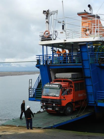 Das Rotel fährt von der Fähre