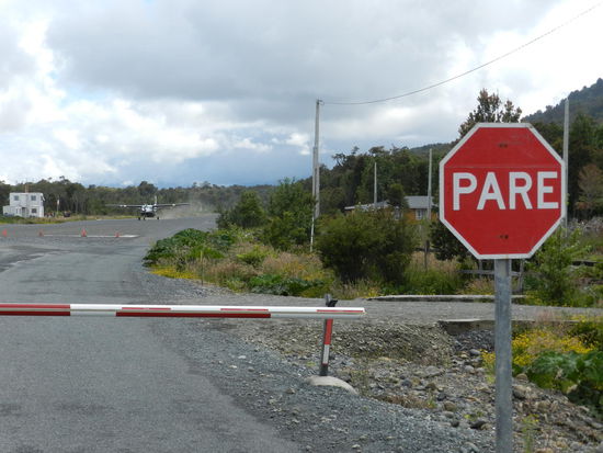 Im Pumalin-Nationalpark dient die Schotterstraße auch als Flugplatz für Chaitén und wird gelegentlich für landende oder startende Kleinflugzeuge gesperrt.