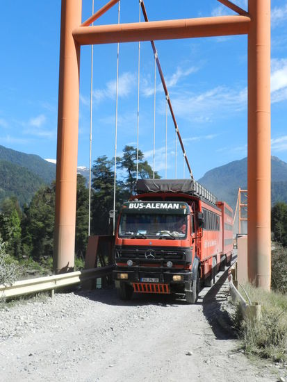 Der Rotel-Tross auf einer Brücke