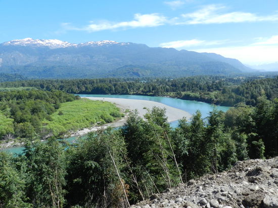 Immer wieder gilt es auf schmalen Brücken, die erst in den letzten Jahren entstanden, kleine und große Flüsse zu überqueren