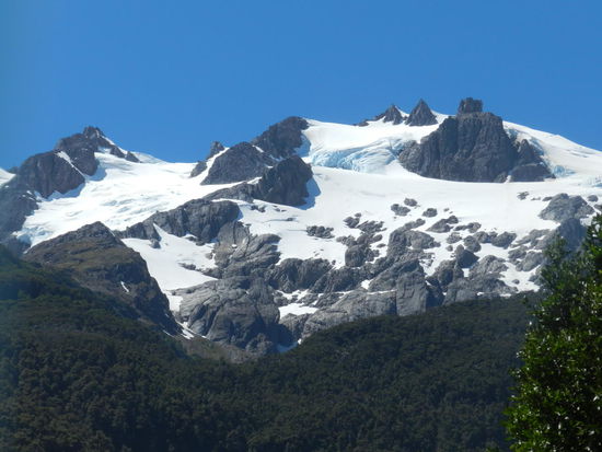 Und kaum biegt man um die nächste Straßenwindung, so erblickt man wieder neue Bergspitzen, schneebedeckt oder wolkenverhangen