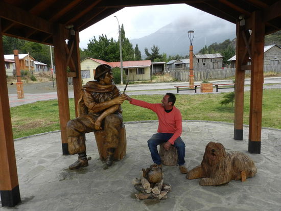 Denkmal zu Ehren des Gauchos und unser Reiseleiter Claus, genannt Claudio