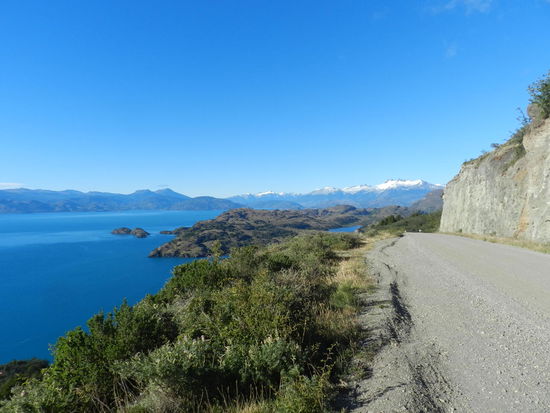 Auf und ab ging es durch die Berge, dann wieder auf Seeniveau und wieder hoch - alles auf Schotter