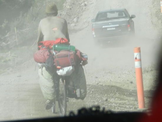Staubfresser unterwegs; mit dem Fahrrad Patagonien zu erkunden, ist schon eine Herausforderung,  bei Gegenwind, Schotterstraßen und Unmengen Staub würde mir eine solche Tour keine Freude bereiten.