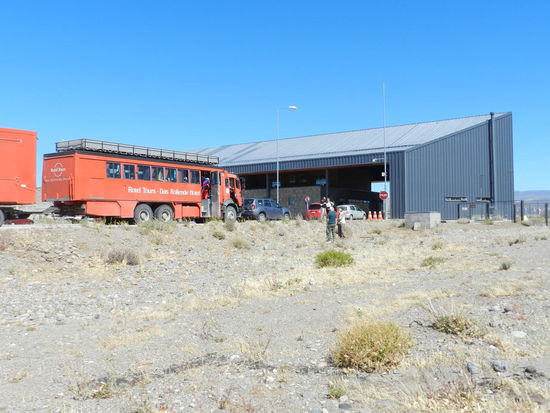 Erneut müssen wir die argentinisch-chilenische Grenze überqueren, hier bei Rio Jeinimeni