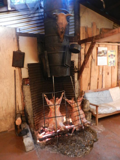 ... und knapp 100 m weiter grillt der Bürgermeister "El Indio" des Gauchos Hütetiere vor offenem Feuer.