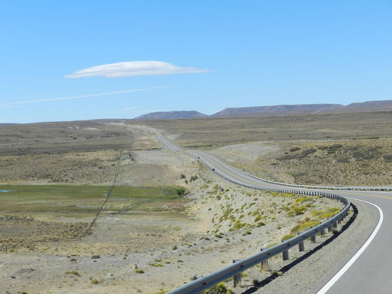 Stundenlang zieht sich die flache Geröllwüste dahin ...