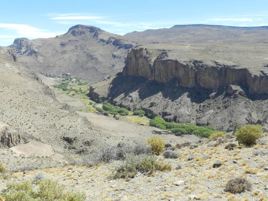 ... bis dann plötzlich die Schlucht des Rio Pinturas auftaucht, in der die "Höhlen der Hände" zu sehen sind.