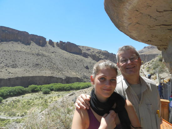 Papa und Tochter bei den Höhlen der Hände