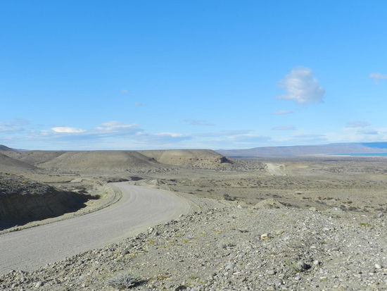 Einsam zieht sich die Routa 40 durch die Geröllwüste
