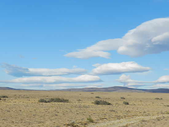 Linsenwolken, in denen Temperaturen von bis zu minus 40° C herrschen, über der patagonischen Geröllwüste