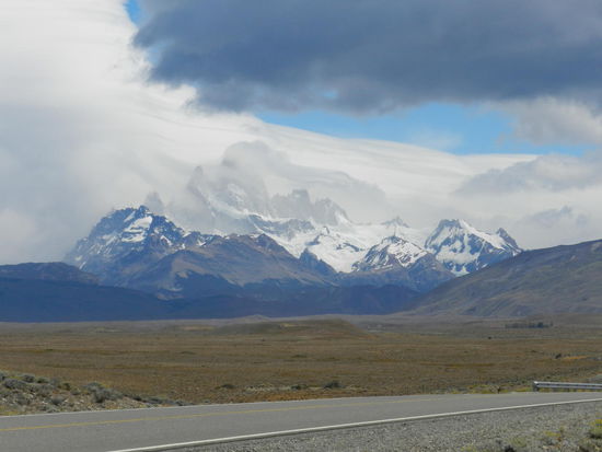 Wir nähern uns El Chalten mit dem gewaltigen Felsmassiv um den Fitz Roy