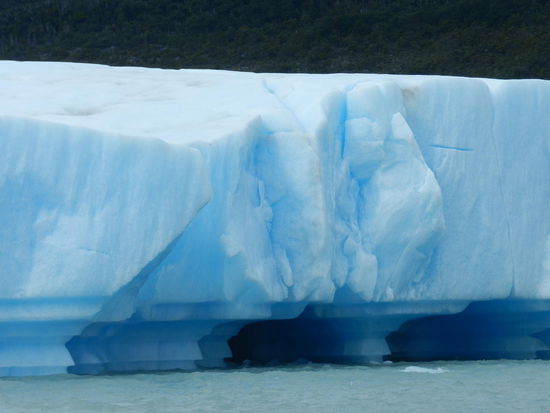 Eisberge in verschiedenen Blautönen verzauberten den See