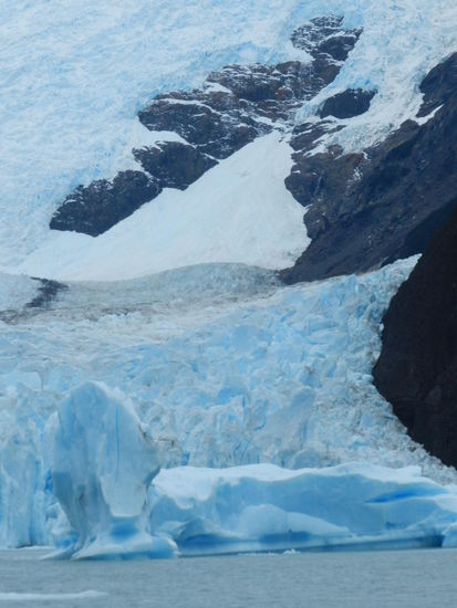 Bizarr ergießt sich der Gletscher in den See
