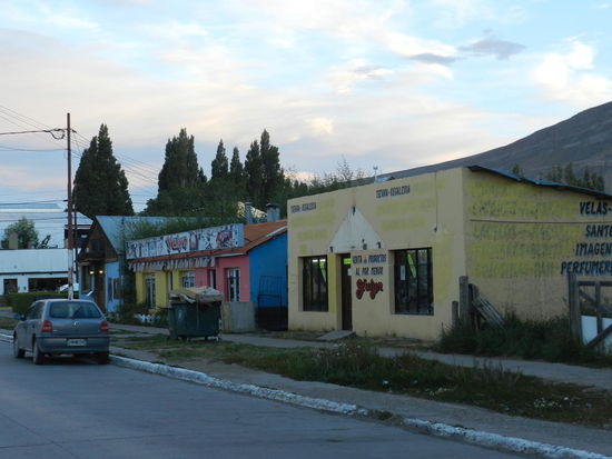 Die kleine Kneipe des alten Gauchos (das blau-rote Haus) ist ganz unscheinbar in einer Nebenstraße