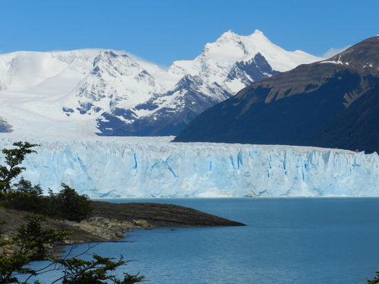 Unglaubliche Ausblicke boten sich uns von der Landseite aus; hier kalbt der Gletscher gerade
