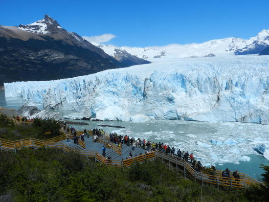 Gitterbrücken ermöglichen eine Wanderung rund um den Gletscher