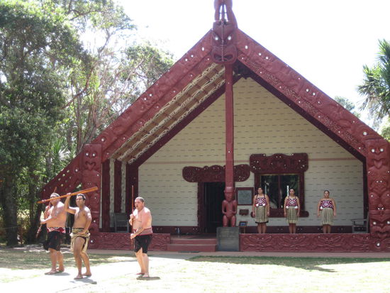 Maori Meeting House; hier wird gerade eine Hochzeitszeremonie gespielt