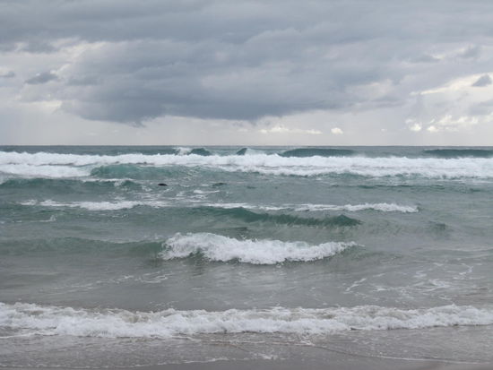 Der raue Ozean vor unserer Nase waehrend wir im Hot Water Pool sitzen