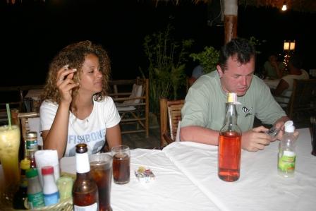 Beim Abendessen und was steht wieder auf dem Tisch Sang Som Thailaendischer Whisky