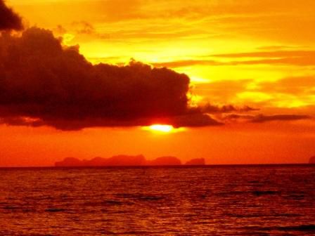 Im Hintergrund die Insel ist Koh Phi Phi