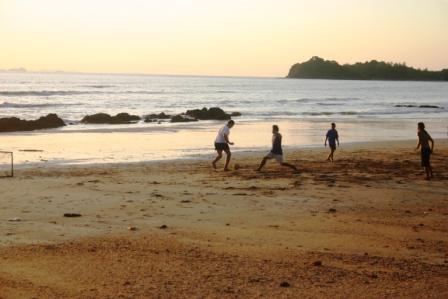 Strandfussball mit den Thais