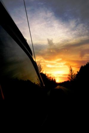 Heimwaerts Richtung Sonnenuntergang