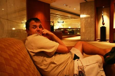 Stefan bei relaxen in der Hotellobby