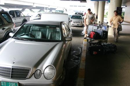 Zurück am Flughafen mit doppeltem Gepäck. Dieses mal schafften wir 90 Kg