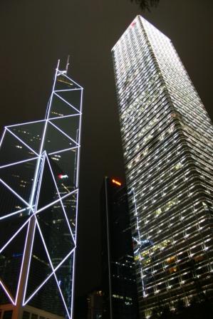 Bank of Chine ( Gebaeude mit den weissen Dreiecken )