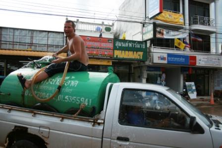 haben uns gleich einen Tankwagen gemietet