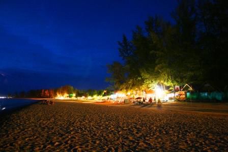 Klong Dao Beach bei Nacht