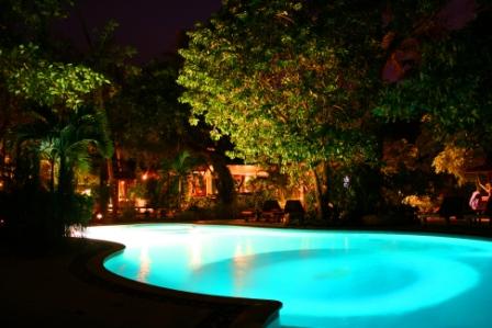 Unser Hotelpool bei Nacht