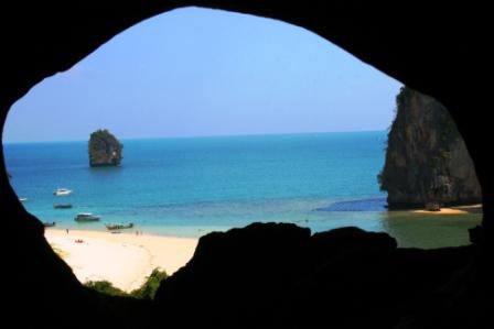 Blick auf den Strand aus der Höhle