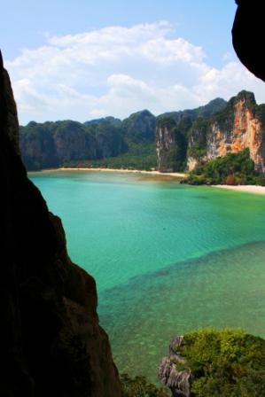 Links ist die Ton Sai Bay und rechts der Railay West Strand betrachtet aus der Höhle in ca 35 m