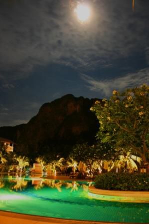 Die Hotelanlage bei Nacht