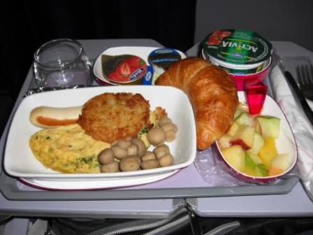 Das Frühstück
Früchtecocktail, Frucht Joghurt
Kräuter Omlett, Rösti Kartoffeln Geflügelbratwurst mit gebratenen Pilzen
Brötchen, Croissant, Butter Marmelade und Tee
