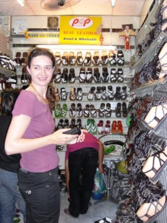 Kaum hier und schon am Shoppen, das El Dorado fuer die Frau