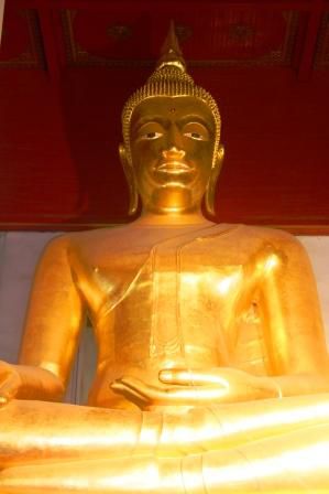Im Tempel neben der Ruinenstadt Ayutthaya