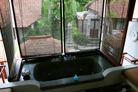 Die Terrasse mit der Badewanne