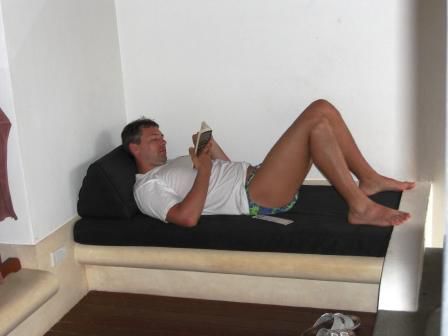 Torsten beim Lesen auf der Terrasse