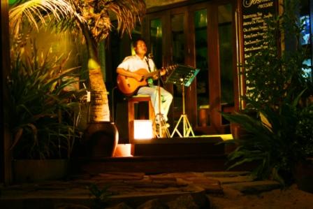 Der Thailaender mit der geilen Stimme und der super Musik