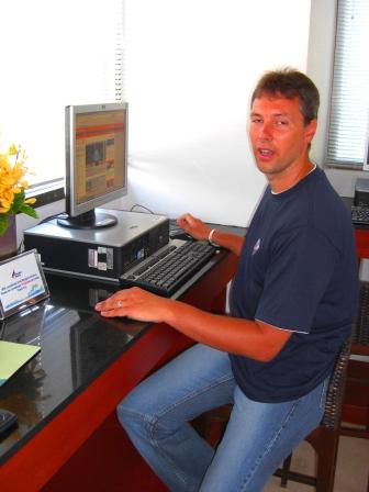 Torsten checkt noch Mal schnell seine E-Mails