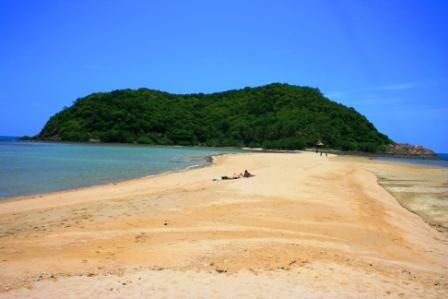 Das ist der Strand Haad Mae Haad und der grüne hügel ist die Insel Koh Ma