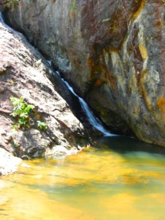 Der zweite Wasserfall (Than Naam Rak Wasserfall) etwas mehr, aber noch nicht aufregend genug, dafür nee kühle Badewanne