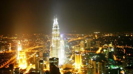 Das helle im Vordergrund sind die Petronas Twin Tower
