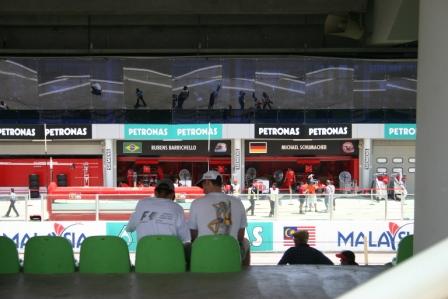 Blick auf die Boxengasse genauer auf das Home von Ferrari