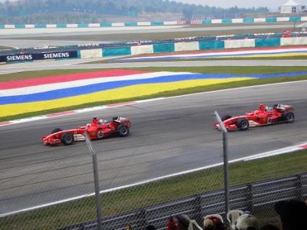 Das Rennen hat begonnen. Ein seltenes Bild in der Saison 2005. Ferrari im Formationsflug