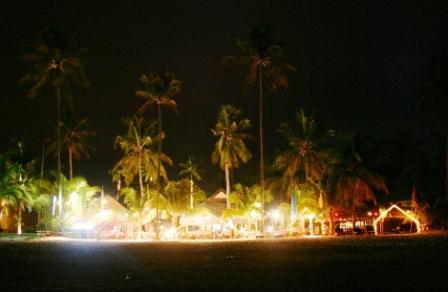 Blick vom Strand aus auf das Resort