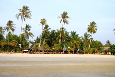 Blick vom strand auf das Resort